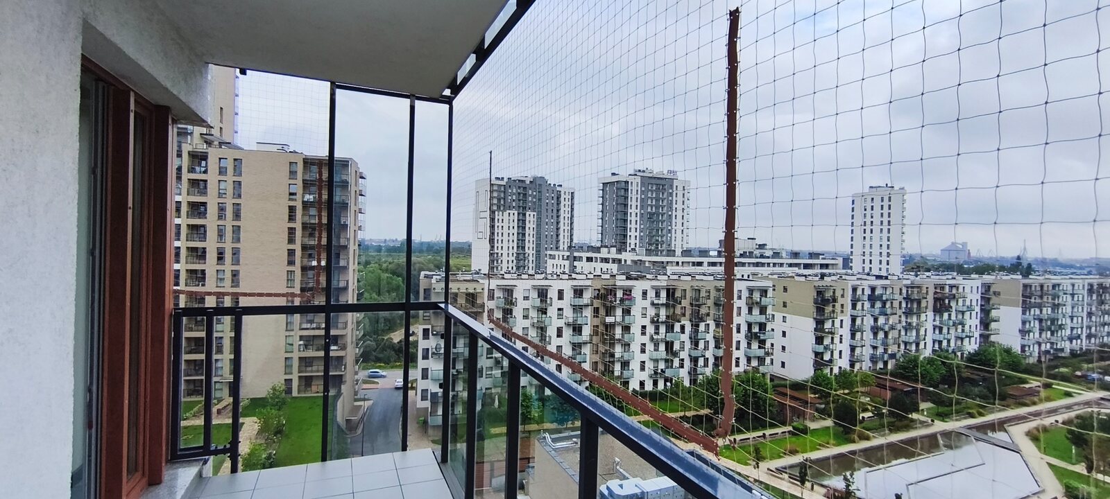 Balkon zabezpieczony siatką na całej długości
