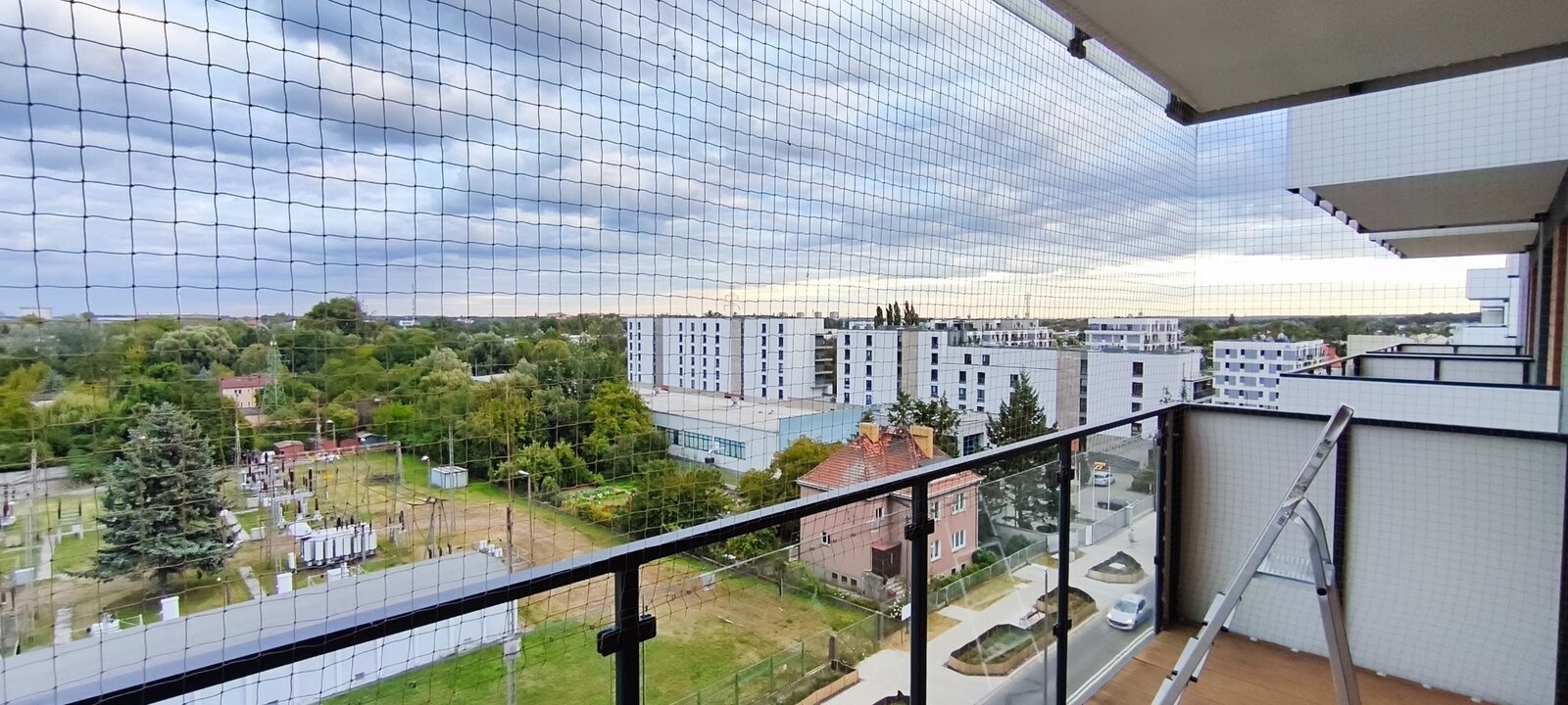 Siatka zamontowana od balustrady do sufitu