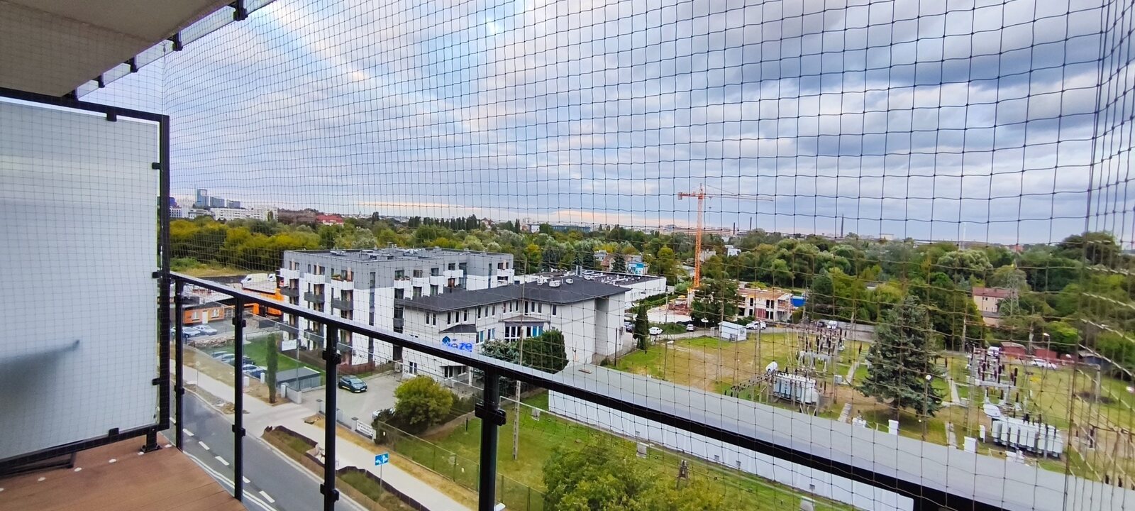 Siatka zabezpieczająca balkon na wysokim piętrze